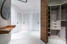 Créer un rangement sous escalier : 7 idées DIY 2026