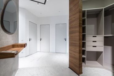 Créer un rangement sous escalier : 7 idées DIY 2026