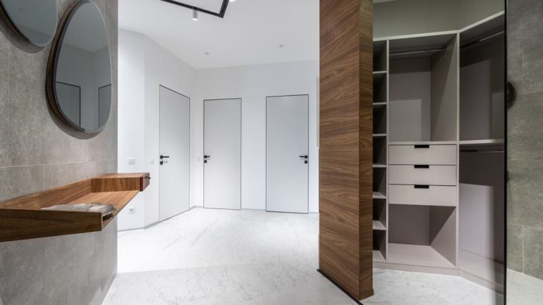 Créer un rangement sous escalier : 7 idées DIY 2026