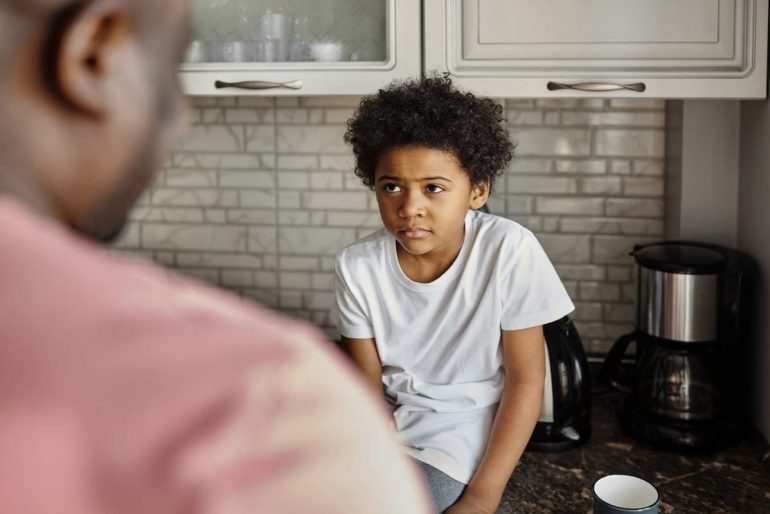 Pourquoi mon fils refuse-t-il d'être choyé ?