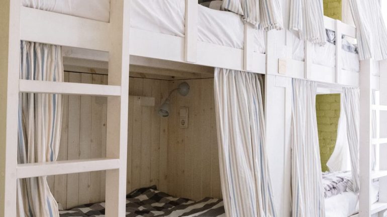 Rangement sous le lit : solutions pratiques qui gagnent de la place